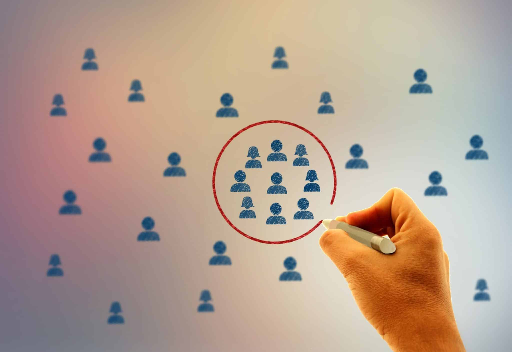 Businessman drawing a circle around people icons - Marketing con